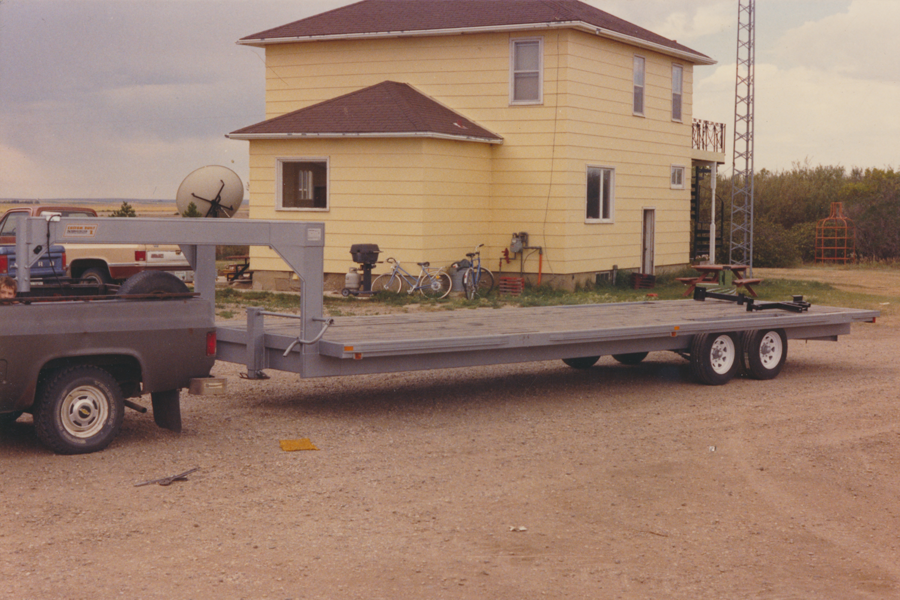 Long frame gooseneck trailer